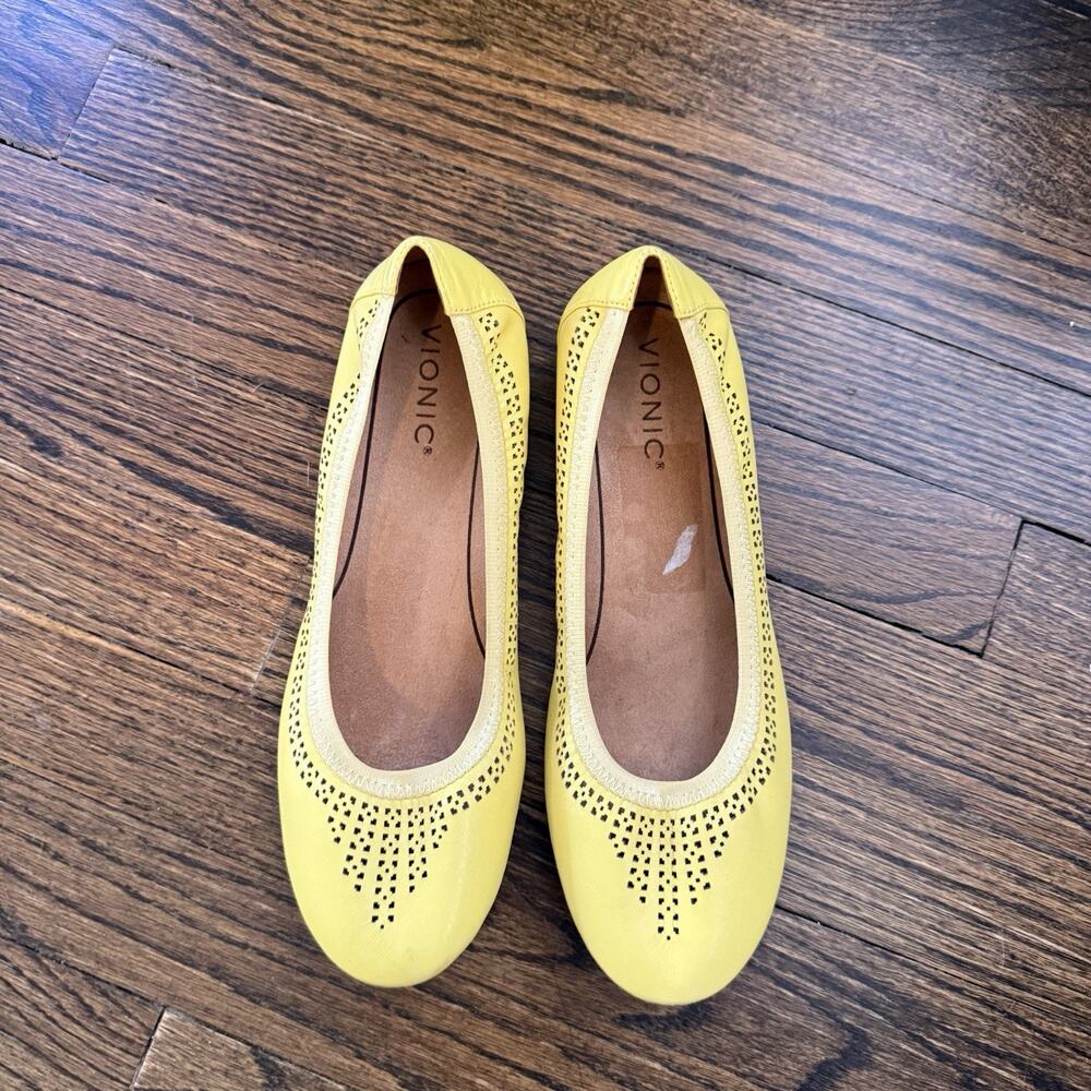 Vionic Leather Ballet Flats Shoes Size 8.5 Buttercup Perforated Whisper Slip On